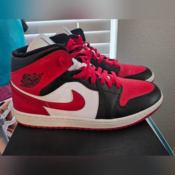 Jordan 1 Mid Unisex Red Black White Alternate Bred Toe Size 12 Womens Men's 9. - Picture 3 of 15
